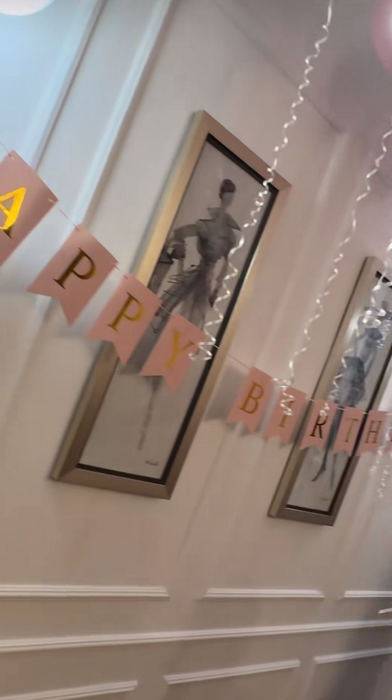 Erika Isac a împlinit 25 de ani și M.G.L. i-a făcut un super cadou de ziua ei! Ce a primit din partea invitațiilor la party