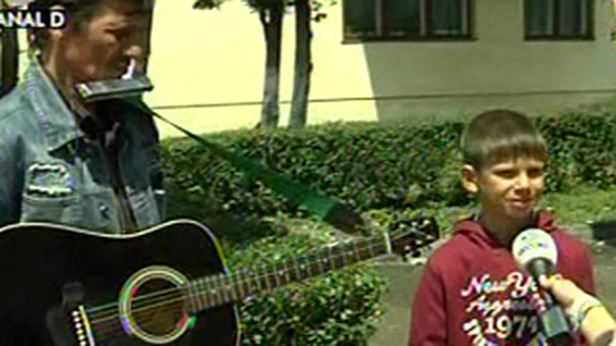 VIDEO De Ziua Copiilor, pustiul de la Romanii au talent a iesit in strada sa cante  la fluier pentru a le lua paine celor 11 frati! Uite cum il asteapta acasa!