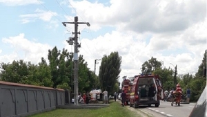 Accident cumplit în Dâmbovița. 15 persoane au fost rănite, după ce un TIR și un microbuz s-au izbit