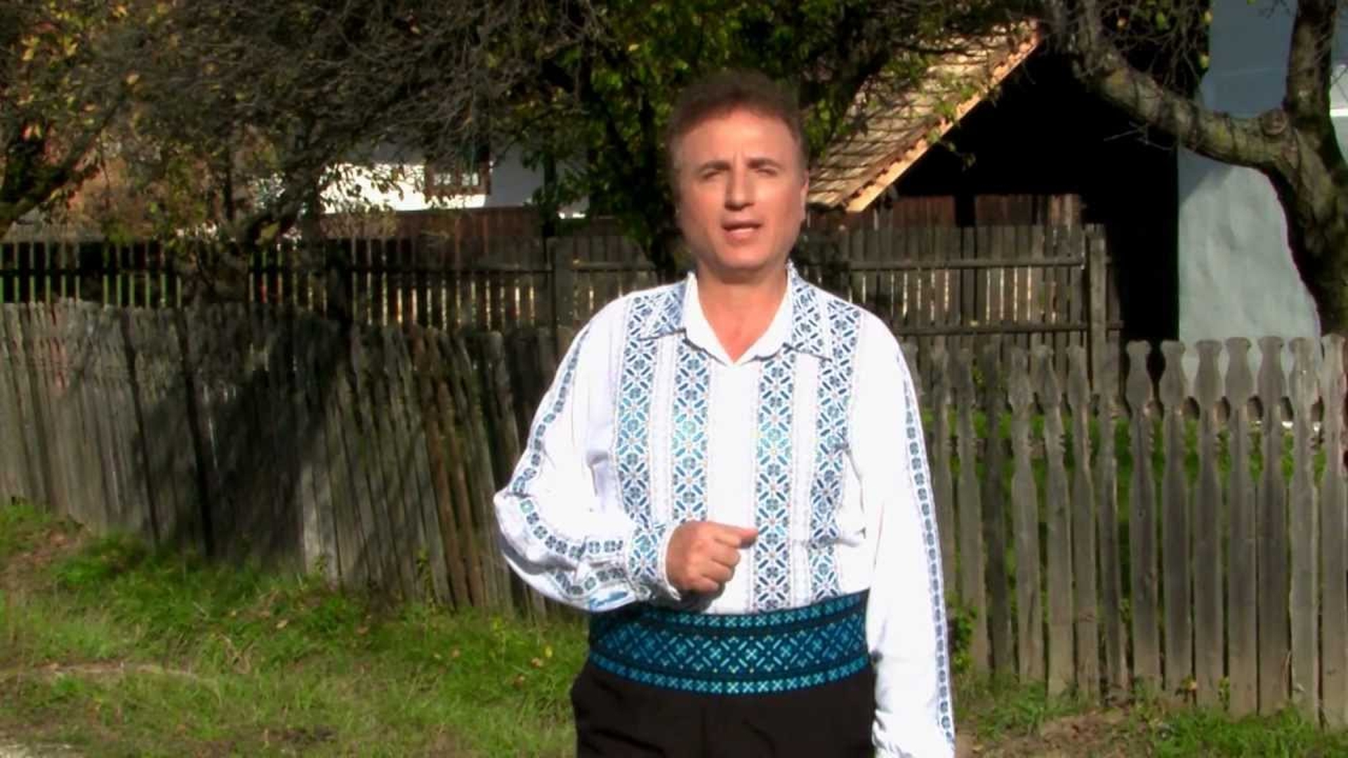 Un celebru cantaret de muzica populara a fost implicat intr-un accident de circulatie! Trei masini au fost serios avariate!