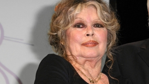 Putin a interzis importul de blanuri din Canada! Pamela Andreson si Brigitte Bardot au "sarit" pe el de fericire!