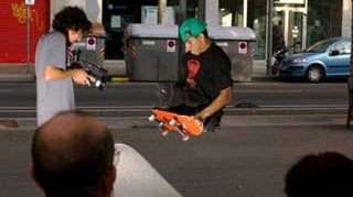VIDEO Un tanar fara picioare este maestru in skateboarding!