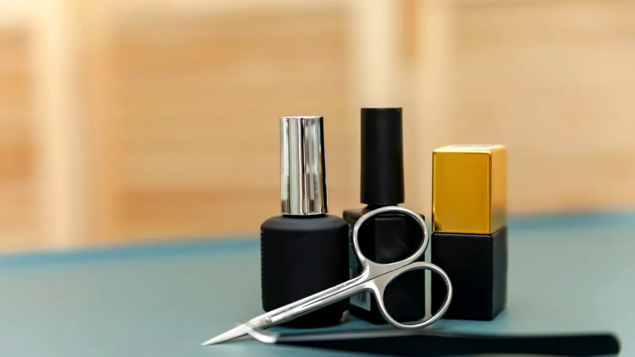 (P) Kit unghii: ce trebuie să conțină pentru o manichiură ca la salon?