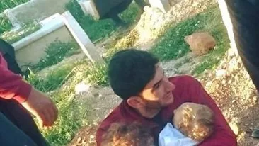 Imagini sfâşietoare! Un tată îndurerat îşi jeleşte gemenii morţi într-un atac chimic din Siria