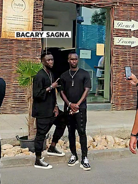 Bacary Sagna, la poze cu un fan (Foto: CANCAN.RO)
