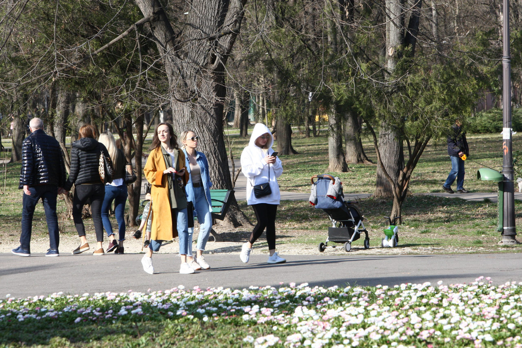 Alexandra Stan și două prietene ale ei au ieșit la o plimbare în parcul Herăstrău