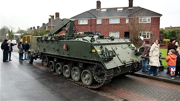 Un britanic a blocat strada cu tancul! Nimeni nu mai are loc de parcare