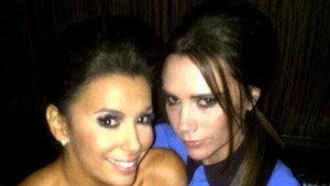 Fotografia pe care Eva Longoria si Victoria Beckham nu si-ar fi dorit s-o vezi niciodata! Mareste imaginea pentru a descoperi un detaliu super-sexy