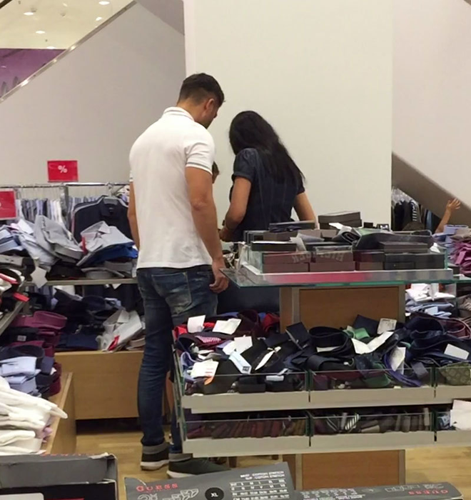 Alături de soţie şi fiică, Bratu caută papionul perfect