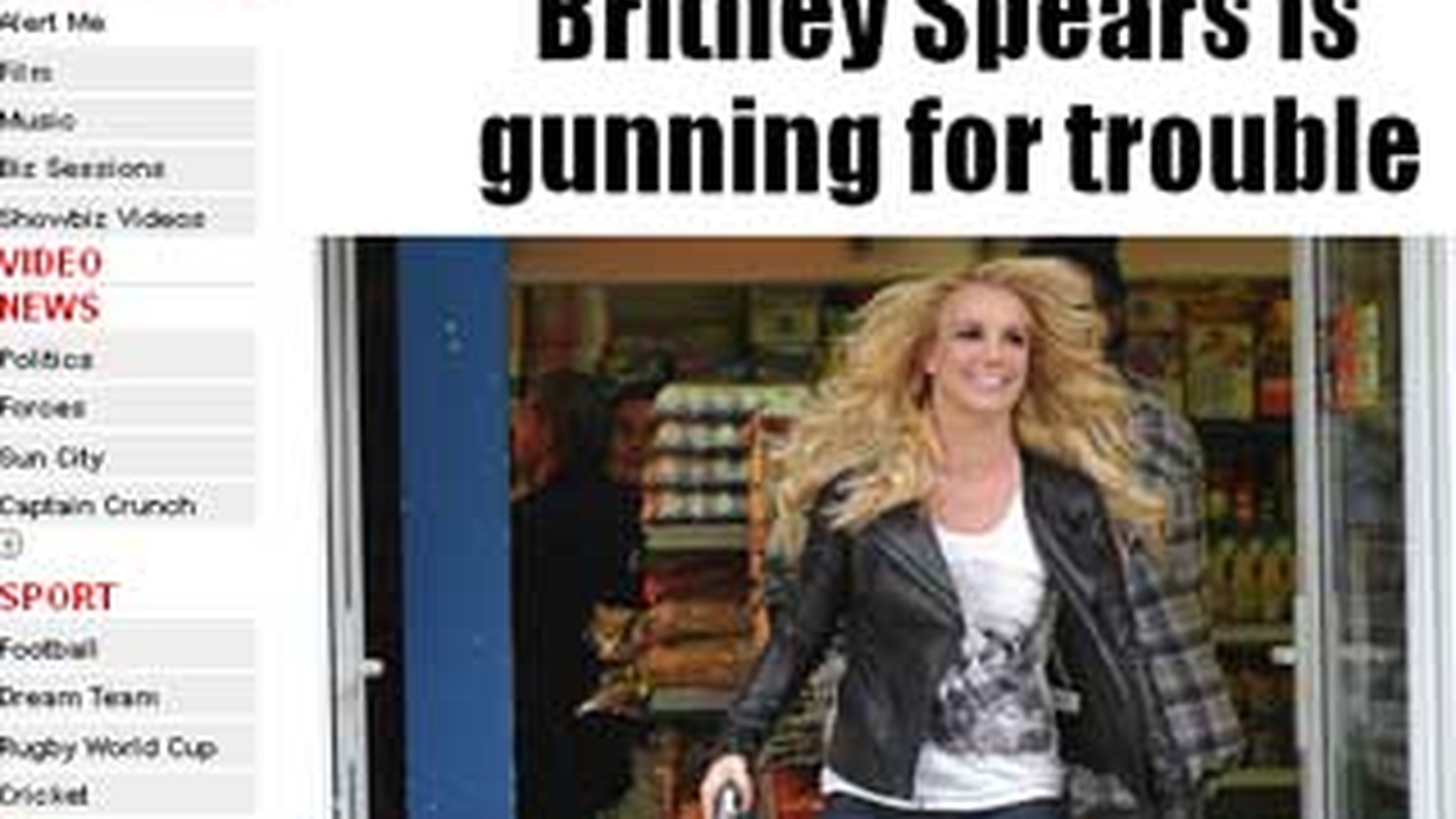 Britney Spears jefuieste magazine cu pistolul in mana si cu zambetul pe buze!
