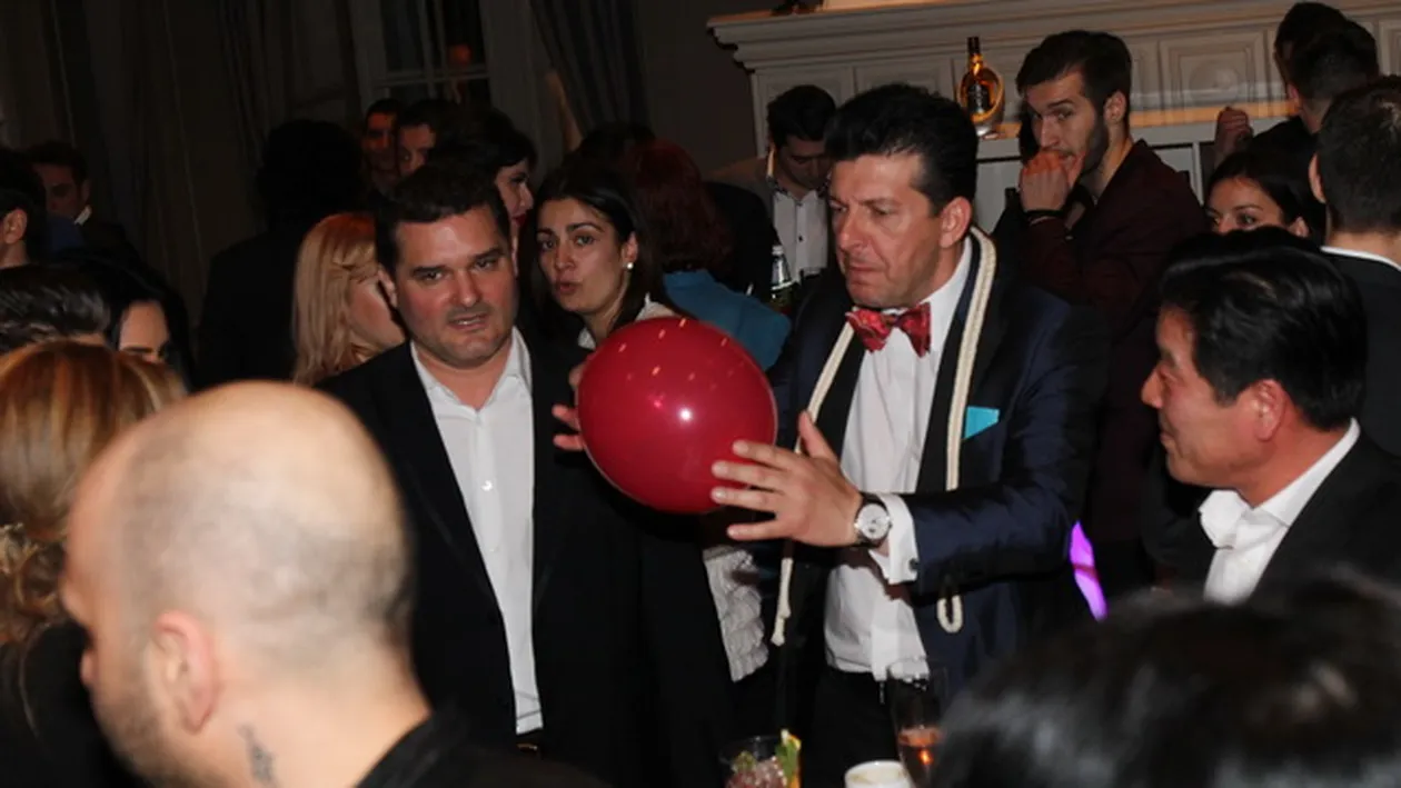 Leonard Iosefini face orice pentru a atrage strainii! Vezi aici cum a reusit iluzionistul sa impresioneze un chinez!