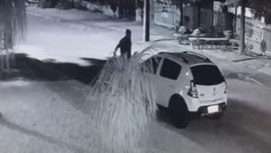O femeie infidelă a fost prinsă în fapt de soţ, în timp ce se iubea în maşină cu "amantul", pe care tocmai îl cunoscuse. Explicaţia ei e halucinantă