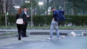 Dealerul vedetelor, dezmat in public. A dansat din buric si i-a aratat chilotii iubitei!