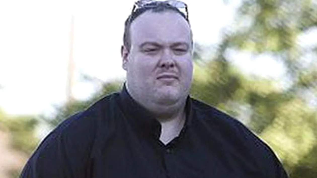 Prea gras ca sa decoleze avionul cu el la bord! L-au dat jos si l-au pus sa plateasca doua bilete