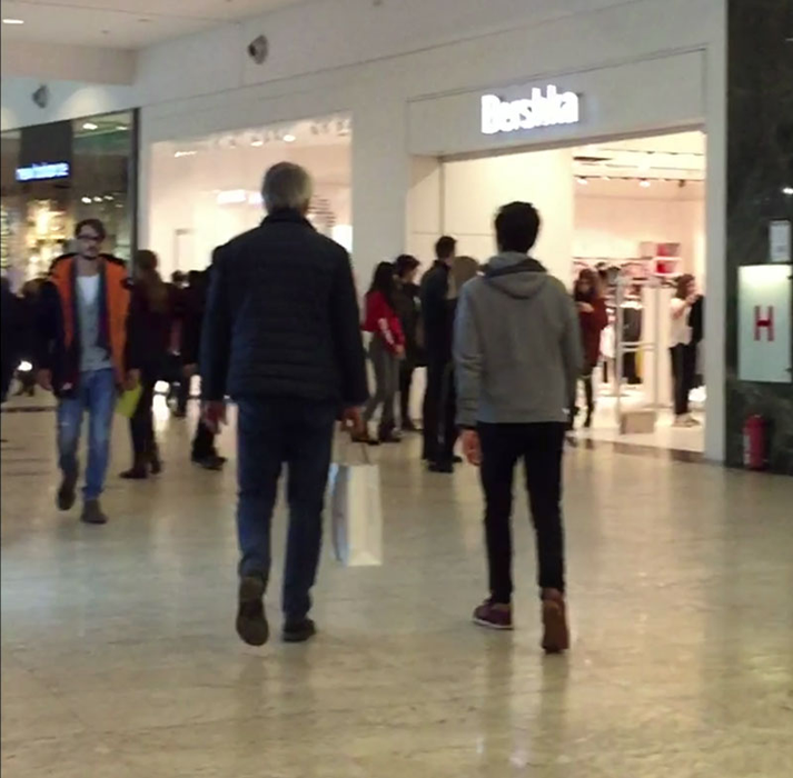 Eugen Teodorovici se plimbă cu fiul său prin mall