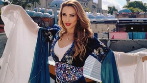 Iulia Vântur, surprinsă cu un bărbat, la scurt timp după ce s-a zis că Salman Khan s-ar fi cuplat cu alta