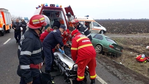 Sibiu: Maşină proiectată în gardul unei case, în urma unui accident. 4 persoane rănite