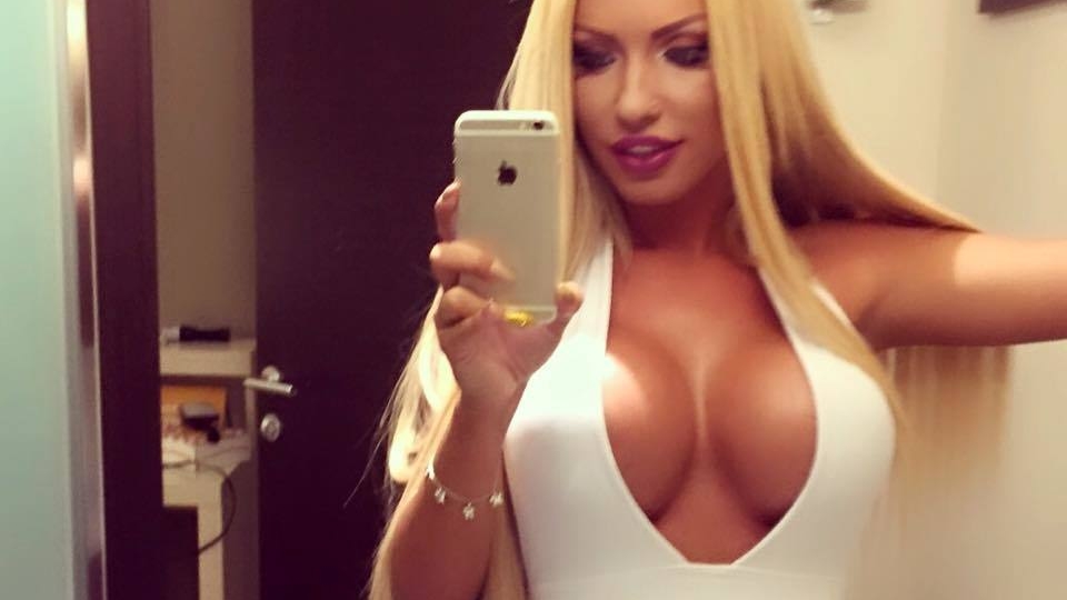 LOREDANA CHIVU, probleme financiare? Blonda s-a hotărât să îşi vândă bolidul la un preţ incredibil! Vezi cât cere pe luxosul autoturism