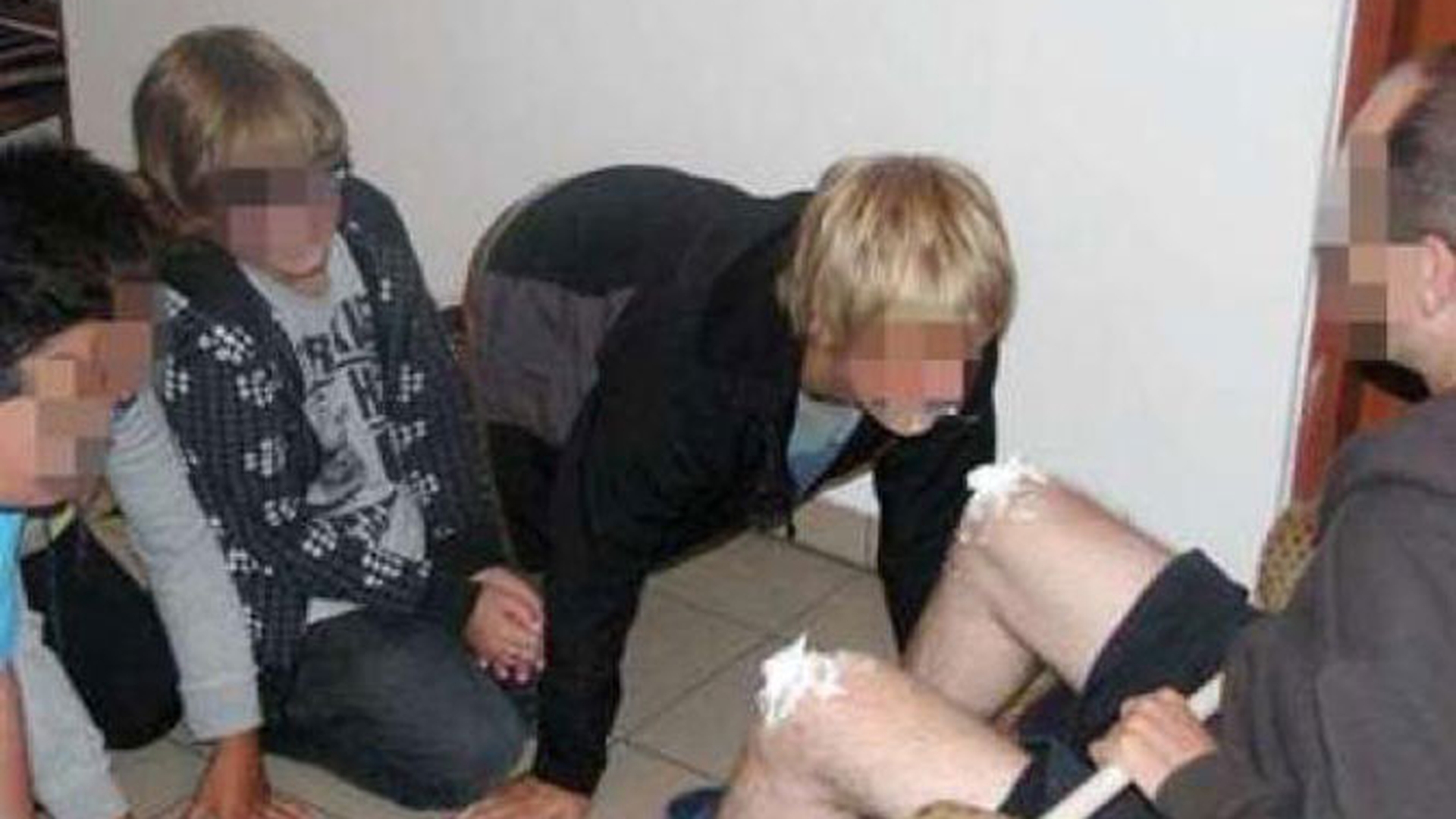 Sensei-ul nostru e "nevinovat" pe langa preotul asta pedofil! Imagini absolut socante cu ritualul pervers in cadrul caruia ii punea sa linga frisca de pe picioarele lui
