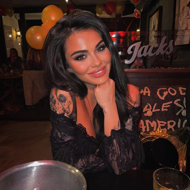 Mirelei îi place să pozeze în ținute sexy/ Sursă foto: Instagram.com
