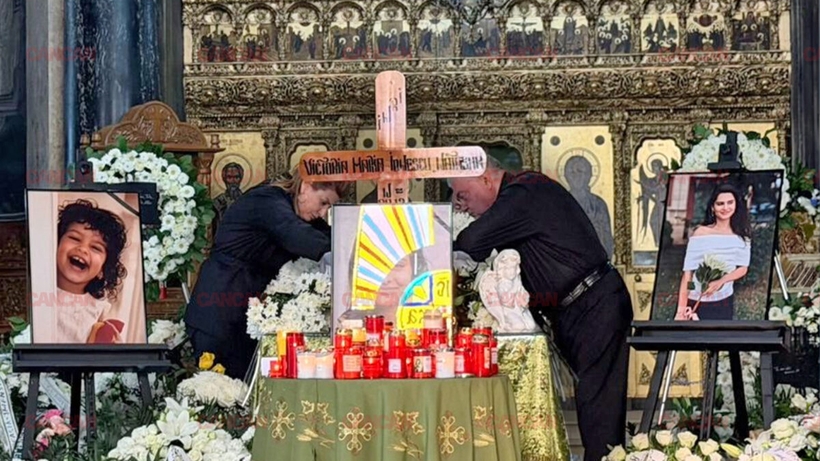 Părinții Victoriei, îngenuncheați de durere lângă sicriu. Mihaela și Cazimir Ionescu au rămas unul lângă celălalt la căpătâiul fiicei lor