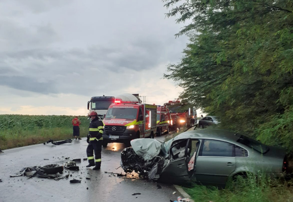 Accident violent în Teleorman. 3 oameni au fost răniți după ce un autoturism s-a izbit de un camion