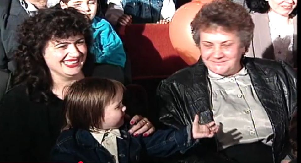 Cine e fetița care, în 1998, refuza să îi dea batista lui Horia Brenciu la televizor? Acum,  e una dintre cele mai cunoscute cântărețe de la noi