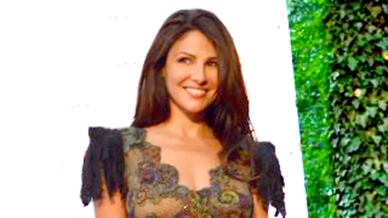 Oana Cuzino, impecabila la un eveniment monden intr-o creatie Dana Budeanu: Este special pentru vremea ploioasa, o sculptura in dantela