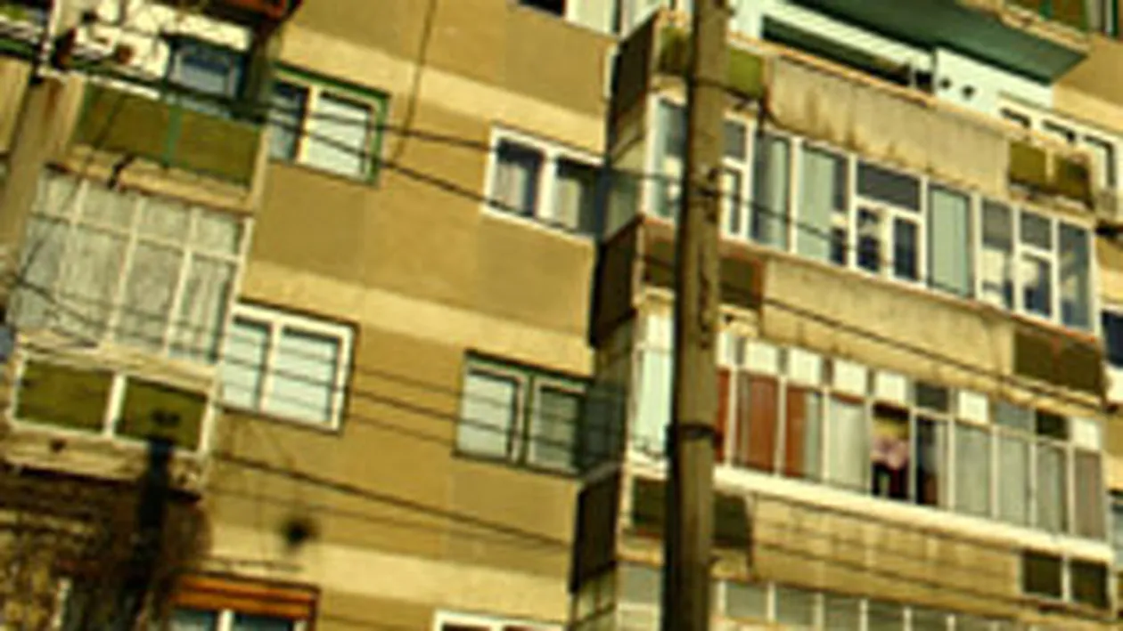 O tanara de 30 de ani s-a aruncat de pe un bloc din Bucuresti