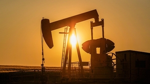 Prețul petrolului scade cu mai mult de 1%