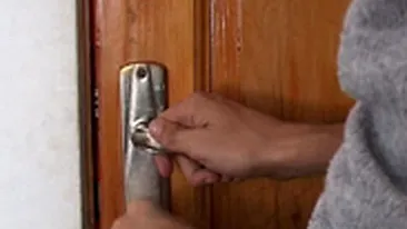 Ai geamuri termopan si aparat de aer conditionat? Risti sa fii calcat de hoti