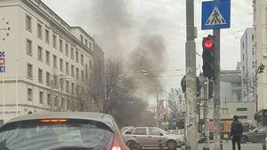 O mașină a luat foc pe un bulevard din Capitală! Circulația a fost blocată, pompierii sunt în alertă