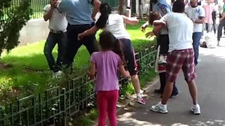 Politia in actiune! Uite cum incearca doi agenti sa aplaneze un conflict si cum zbiara un rrom ca e omorat in bataie desi nimeni nu ii face nimic! VIDEO BESTIAL