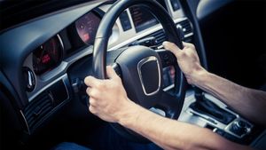 Motivul pentru care nu trebuie să oprești motorul mașinii, imediat după ce ai ajuns la destinație. Puțini șoferi din România cunosc acest lucru