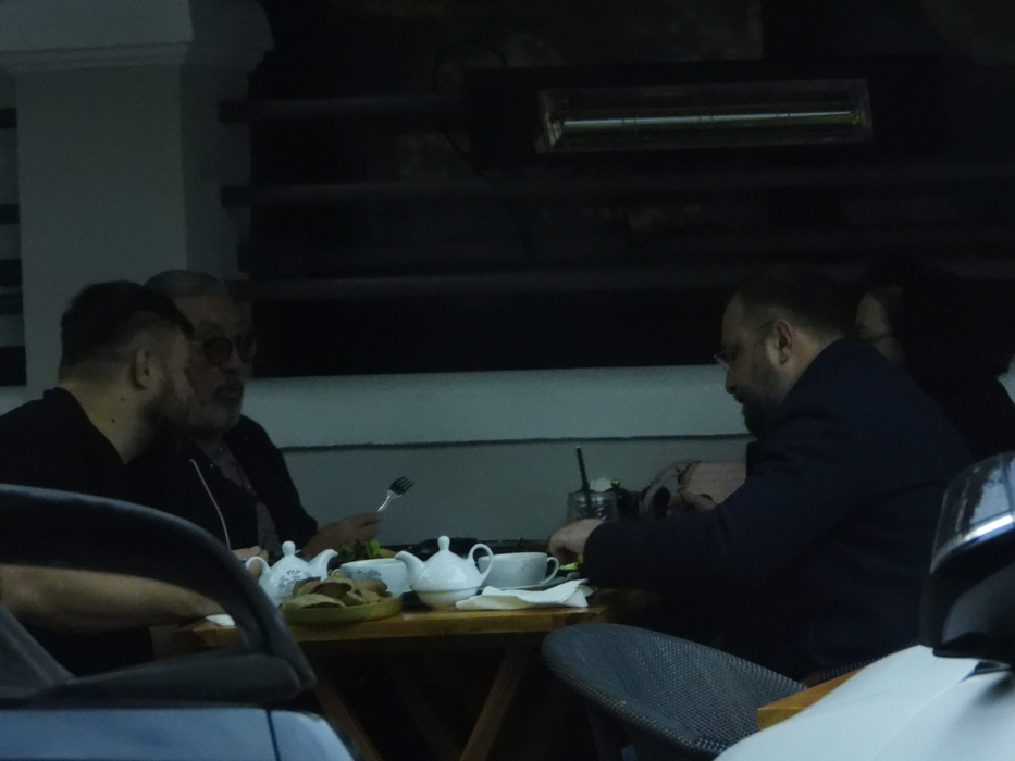 Serghei Mizil nu ratează nicio "ieșire" alături de amici