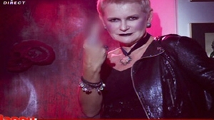FOTO Monica Tatoiu uimeste pe toata lumea! E punk din cap pana in picioare si arata degetul mijlociu!