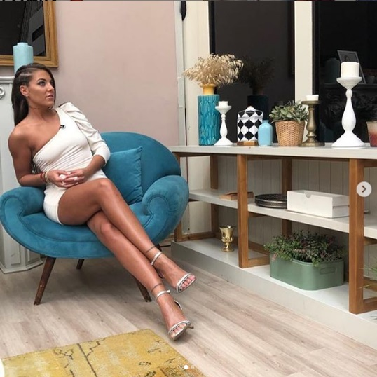 O brunetă sexy de la Kanal D, îndrăgostită până peste cap de Dorian Popa. Cum va reacționa iubita cântărețului