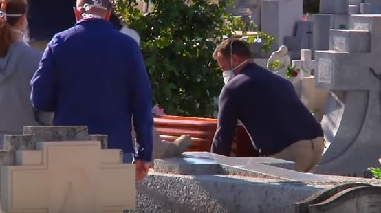 Ți se face pielea de găină! Cum arată o înmormântare pe vreme de pandemie COVID-19