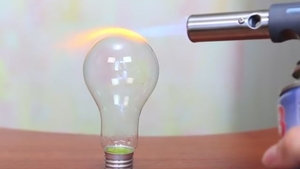 VIDEO - A încălzit un bec cu lampa, iar ce a urmat a încântat milioane de oameni! Trucul pe care o să-l faci şi tu cu siguranţă!