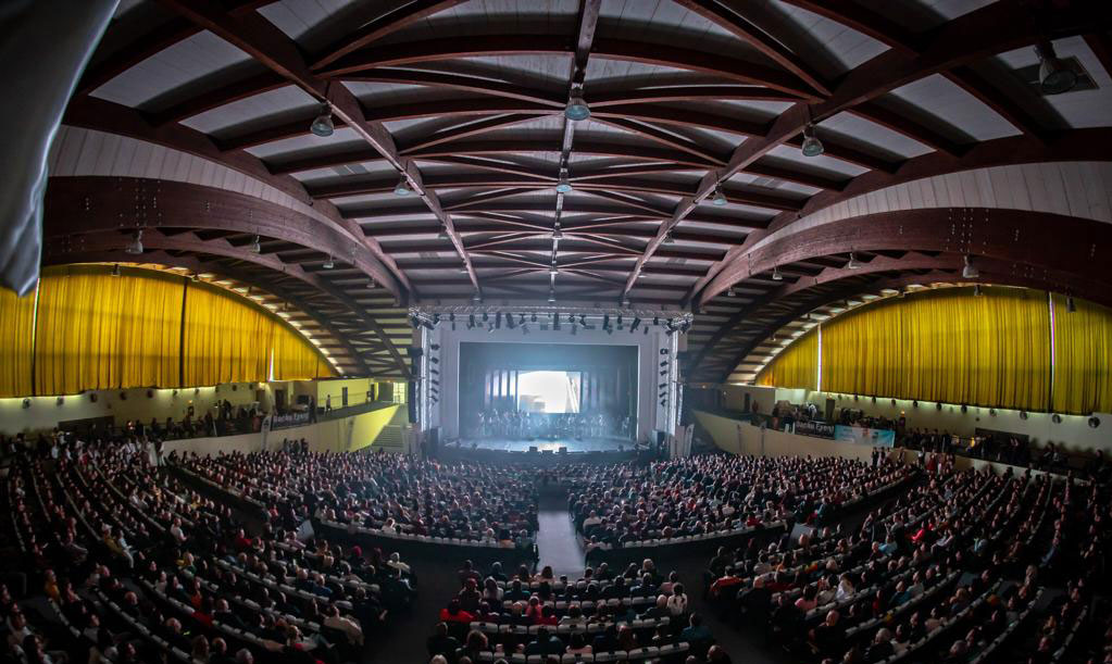 Andra susține concerte în fața a mii de oameni, iar show-ul este garantat