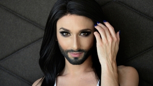 Va mai amintiti de castigatoarea ultimei editii Eurovision? Conchita Wurst a facut o schimbare radicala de look! Si-a taiat…!