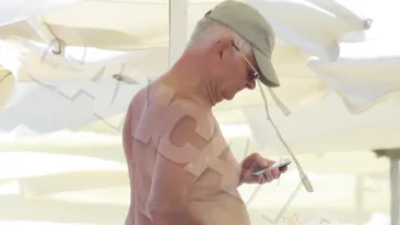 Ce a făcut la Mamaia omul supranumit ”Şarpele cu ochelari” şi care a controlat România din umbră în anii ‘90. Tăticul spionilor, ”sub acoperire” în slip şi cu şăpcuţă, pe plajă!