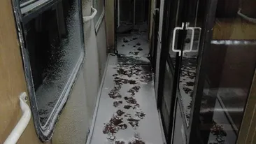 „Parcă suntem pe pârtie!“ Acest bărbat le-a arătat tuturor zăpada de câţiva centrimetri dintr-un tren cu destinaţia Cluj-Napoca