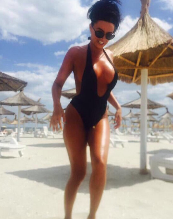 Claudia a făcut senzaţie pe litoral în costum de baie