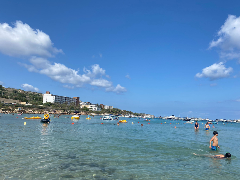 Așa arată un concediu de 8.200 lei în Malta! Ce au primit să mănânce doi turiști români în restaurantul unui hotel de 4 stele din Mellieha