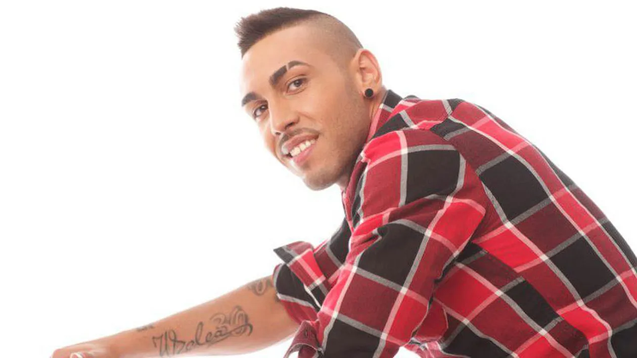 Alex Velea nu se poate abtine nici macar pe aeroport! Ce gest a facut in sala de asteptare, in fata a zeci de pasageri!