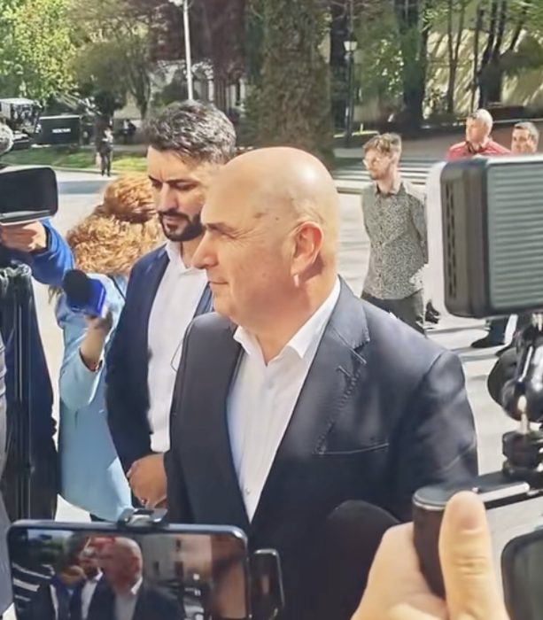 Un alt ofițer SPP a atras toate privirile, după cel din echipa lui Nicușor Dan! Cum arată bărbatul din staff-ul lui Ilie Bolojan, devenit viral pe TikTok