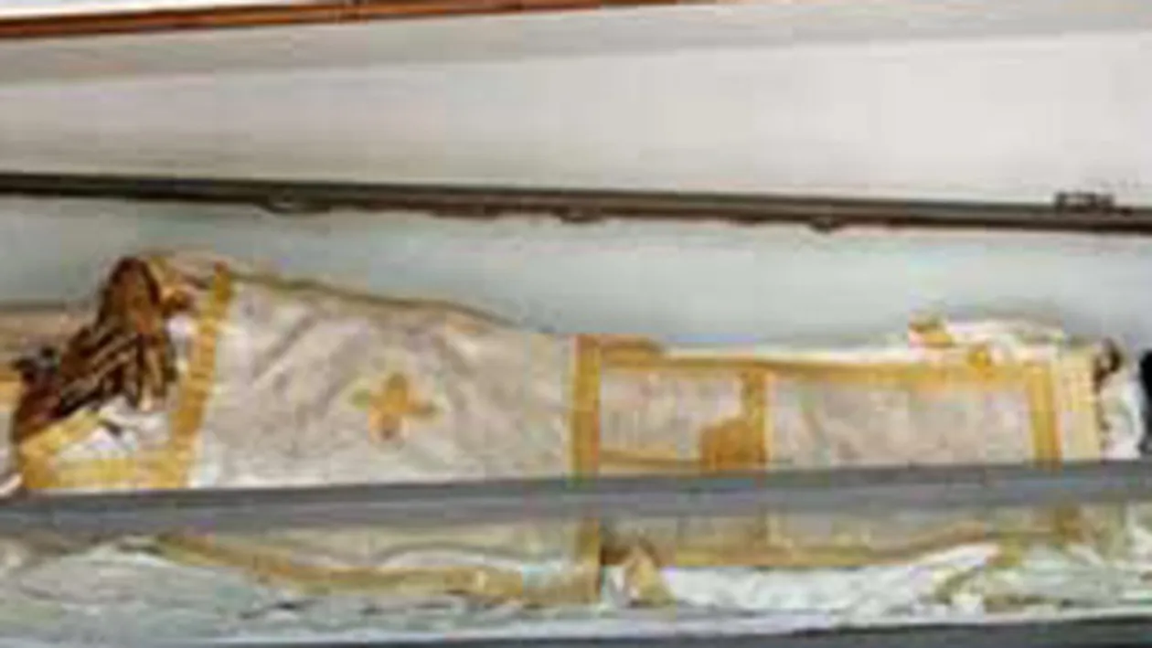 Pelerinaj la moastele parintelui Lacatusu! Credinciosii stau la coada ca sa se roage la ramasitele facatoare de minuni