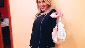 De când şi-au luat câine, au o grijă-n plus, dar nu se plâng. Andreea Ibacka, cu zâmbetul pe buze şi când schimbă scutecul