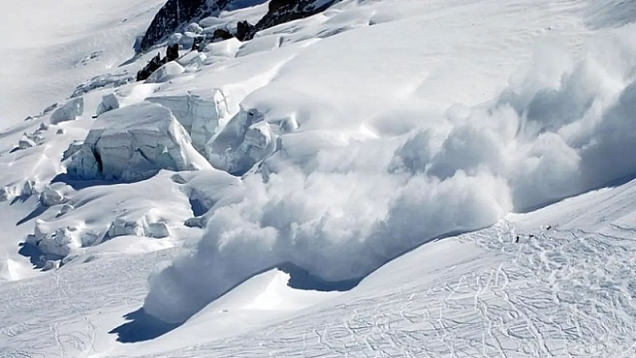 Pericol de avalanșă la munte. Meteorologii avertizează turiștii